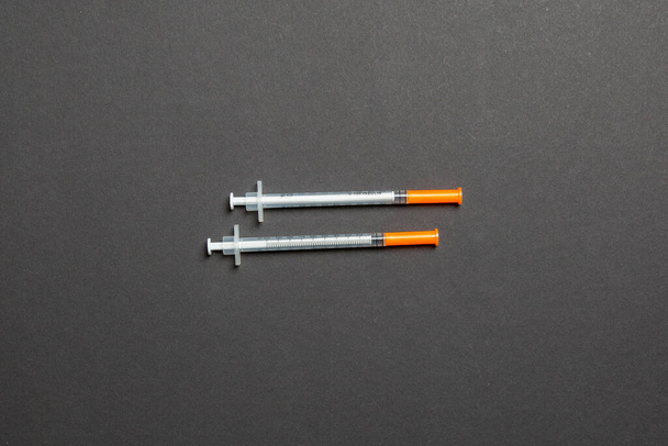 Vista dall'alto delle siringhe di insulina pronte per l'iniezione su sfondo colorato. Concetto diabetico con spazio di copia
. - Foto, immagini