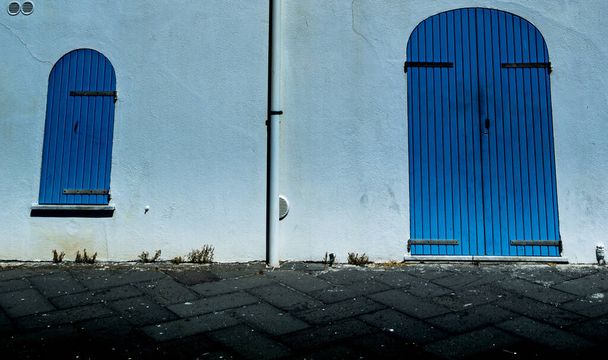 Puerta y ventana azul - Foto, afbeelding