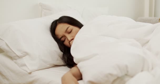 Депрессивная молодая азиатка тайской женщины лежать в постели чувствовать стресс тревоги в спальне, обеспокоенные смешанной расы леди страдают от бессонницы утром
 - Кадры, видео