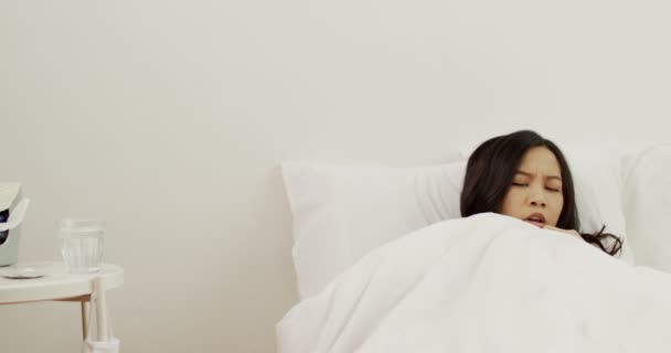 Depresso giovane asiatica donna tailandese alzarsi a mangiare droga a letto sentire ansia da stress in camera da letto, preoccupato signora di razza mista soffrono di insonnia al mattino - Filmati, video