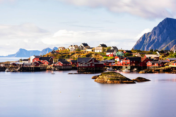 Lofoten takımadalarında A, Tind ve Reine köyleri, Nordland, Norveç. Lofoten, dünyanın dört bir yanından gelen turistler için popüler bir turizm beldesi. Ayırt edici bir manzarası var.. - Fotoğraf, Görsel