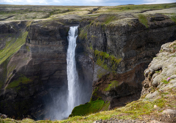 Вид на ландшафт водопада Хайфель в Исландии.  - Фото, изображение