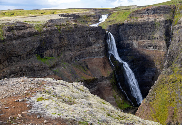 Uitzicht op het landschap van de Haifoss waterval in IJsland.  - Foto, afbeelding