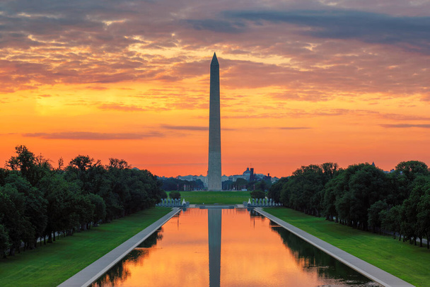 ワシントンDCでの日の出のワシントン記念碑 - 写真・画像