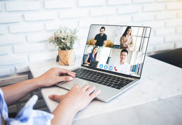 ラップトップでチームと女性のビデオ会議、オンラインブリーフィングや家庭からの相談、ビデオ通話でグループで話すためにラップトップを使用してビジネスチーム。自宅で働く人々のグループ - 写真・画像