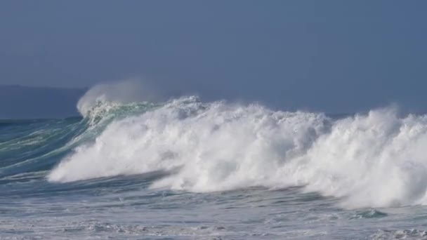 Grote golven breken in slow motion (slomo) bij Victoria Bay op de Garden Route, West-Kaap, Zuid-Afrika. - Video