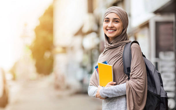 Šťastná muslimka v šátku s batohem a poznámkami - Fotografie, Obrázek