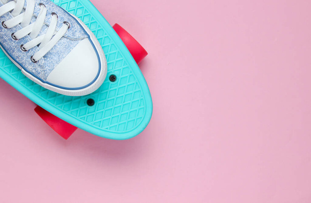 Zapatillas Hipster en skate vista superior sobre fondo rosa. Minimalismo concepto de moda - Foto, Imagen