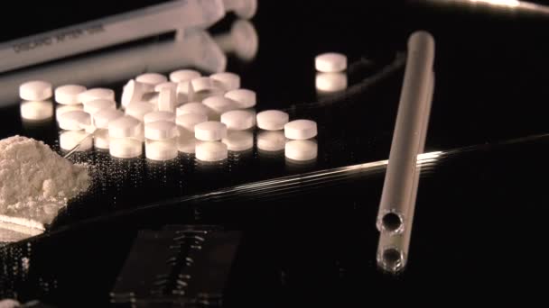 Κοκαΐνη και ναρκωτικά περιστρέφονται σε καθρέφτη 4K - Πλάνα, βίντεο