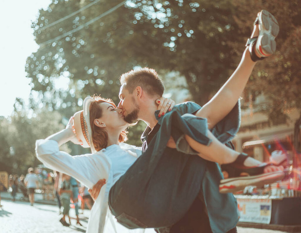 Veselý veselý hipsterský pár zamilovaný do líbání na městské ulici. Romantický koncept milenců. milostný příběh - Fotografie, Obrázek