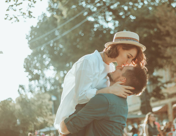 Весела весела пара хіпстерів закохана в поцілунки на міській вулиці. Романтична концепція коханців. історія кохання
 - Фото, зображення
