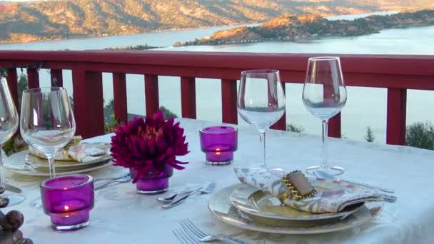 Romantikus asztal beállítása naplementekor al freskó étkezés - Felvétel, videó