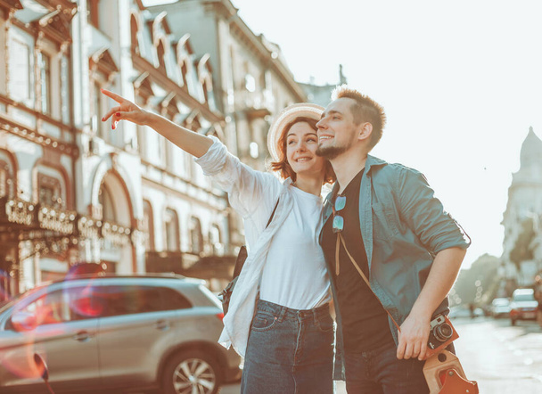 Šťastný mladý stylový pár milenců procházky ve městě za jasného slunečného dne - Fotografie, Obrázek