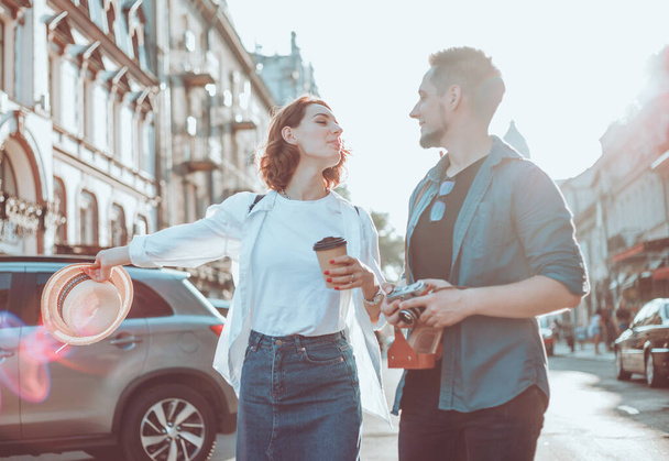 Casal jovem de turista hipster com uma câmera retro estão falando uns com os outros enquanto passeia pela cidade. História de amor romântico - Foto, Imagem