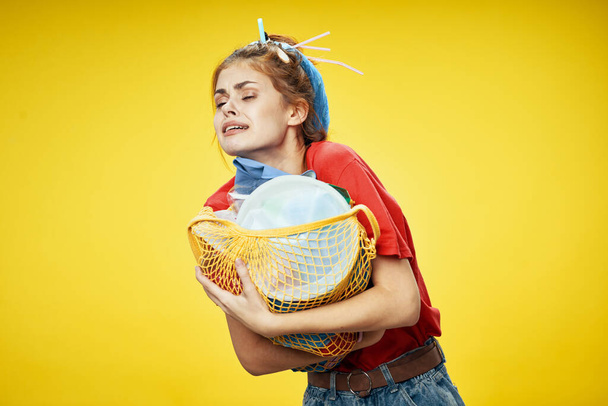 femme avec sac poubelle écologie  - Photo, image