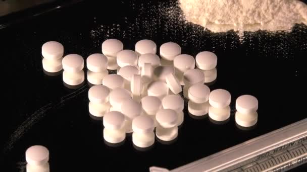 Cocaïne et drogues tournant sur un miroir 4K - Séquence, vidéo