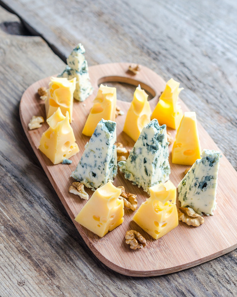 Pezzi di formaggio emmental e blu
 - Foto, immagini