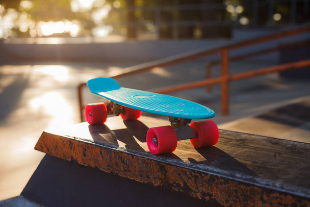 Νεολαία πλαστικό skateboard σε ένα skatepark. Νεανική καλοκαιρινή ιδέα - Φωτογραφία, εικόνα