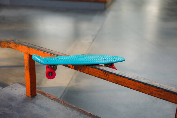Jugend-Plastik-Skateboard in einem Skatepark. Jugendsommerkonzept - Foto, Bild