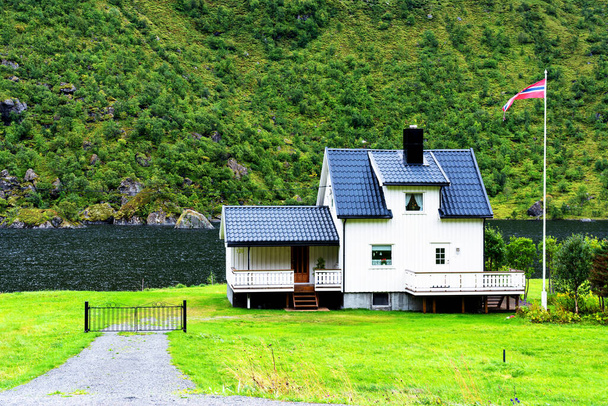 Tradicional casa de madeira nórdica sumer em Lofoten arquipélago, Noruega
 - Foto, Imagem
