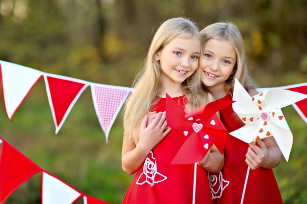 portrait of two sisters with decor style Valentine's Day - Fotoğraf, Görsel