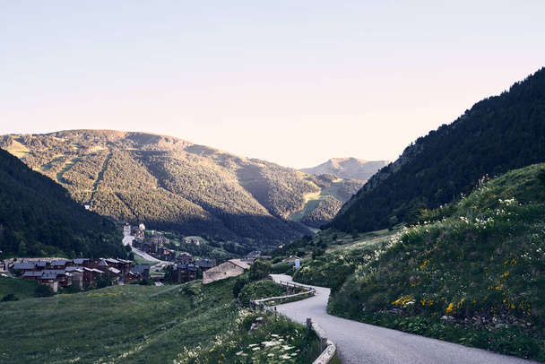 Blick auf die Stadt Soldeu in Andorra mit ihrer wunderschönen Landschaft - Foto, Bild