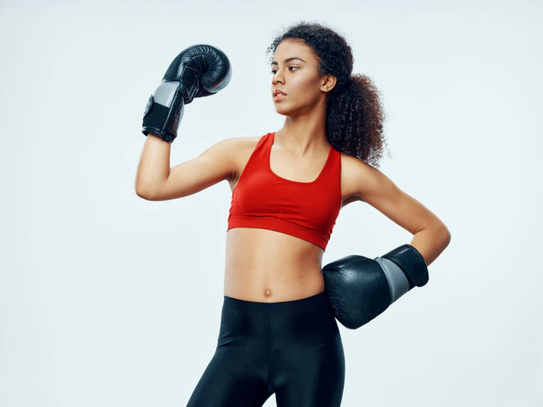 Sportos nő gyakorló vékony alak boksz - Fotó, kép