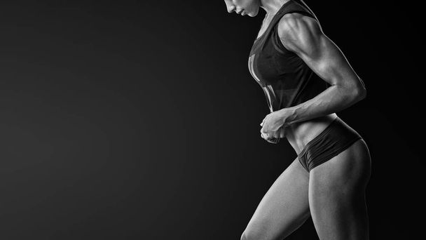 Fitness female bodybuilder sideways to the camera - Foto, Imagem
