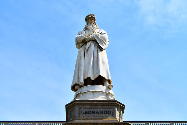 Statue aus weißem Marmor des berühmtesten italienischen Erfinders im blauen Himmel - Foto, Bild