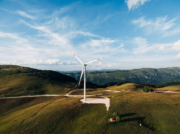 Enorme generatore eolico nelle montagne del Montenegro vicino alla casa. - Foto, immagini