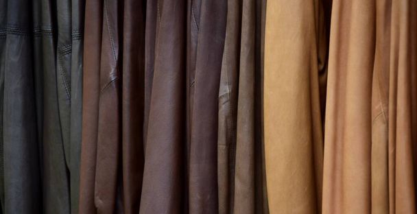 Muchas chaquetas de cuero diferentes en diferentes colores para la venta al por menor - primer plano y detalles
 - Foto, imagen