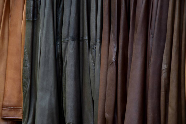 Nombreuses vestes en cuir de différentes couleurs à vendre au détail - gros plan et détails - Photo, image