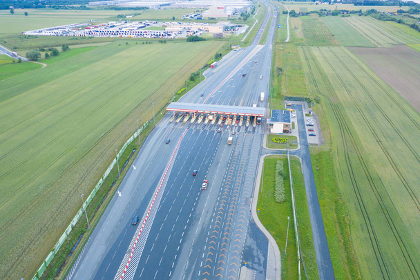 Autoverkehr auf mehrspurigen Autobahnen und Mauteinzug, Drohnen-Luftaufnahme. Pendlerverkehr, Stadtlebenskonzept.A2 Polen Lodz - Foto, Bild
