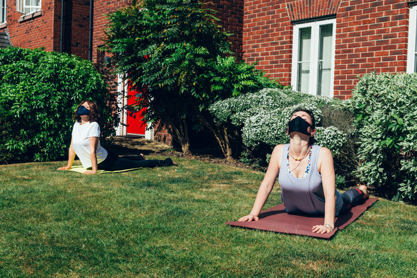 Trening jogi w ogrodzie z dystansem społecznym - Zdjęcie, obraz
