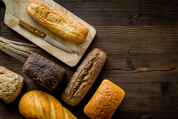 Loaf of bread on cutting board top-down copy space - Zdjęcie, obraz