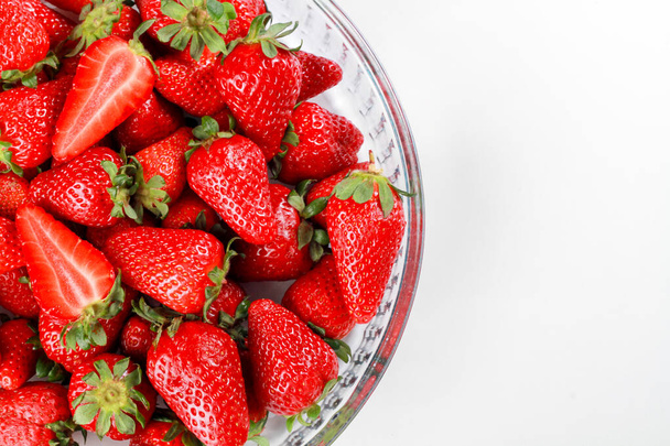 白い背景に新鮮な有機イチゴの果物 - 写真・画像