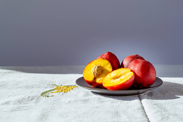 delicious red peaches on rustic table - Zdjęcie, obraz