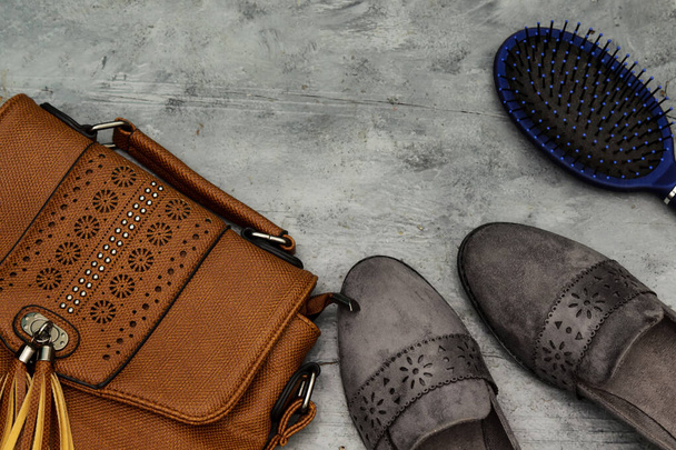 Ev konforu, rahatlık ve sıcaklık kavramı. çanta ve gri düz ayakkabılar - Fotoğraf, Görsel