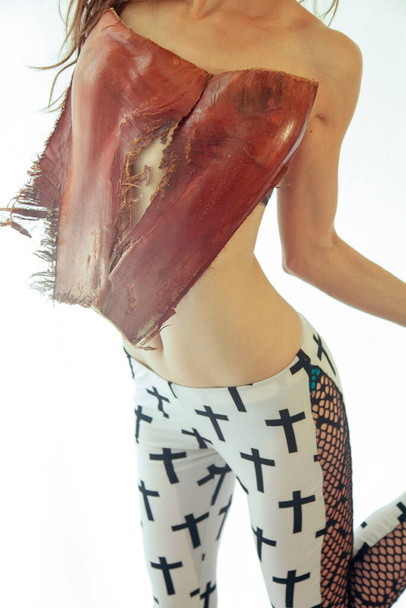 Ettiene Eko Couture τέχνη αρκετά σέξι μοντέλο φοριέται φύση καινοτόμο rocker ξύλο σχεδιασμό περιβαλλοντικά βιώσιμη - Φωτογραφία, εικόνα