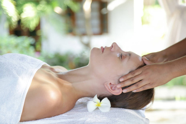 Massagem facial, uma mulher no spa com massagem facial anti-idade
 - Foto, Imagem
