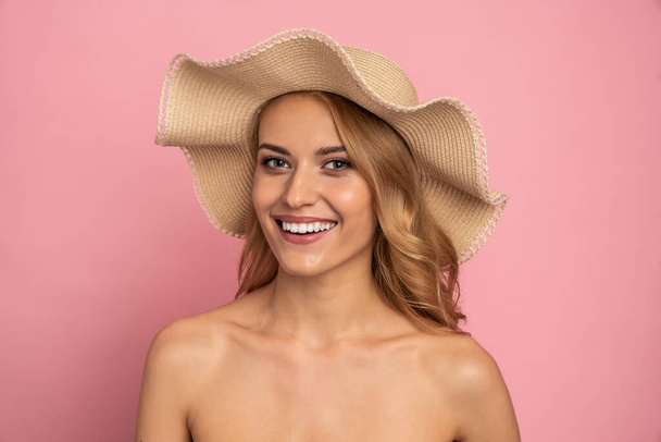Close up Beautiful Girl, Young Woman Portrait. Attractive Woman Profile. Woman in straw Hat on her Head, Beautiful Model Face and Soft Skin. Beauty Portrait of Summer Girl, the Woman's Face. - Photo, Image