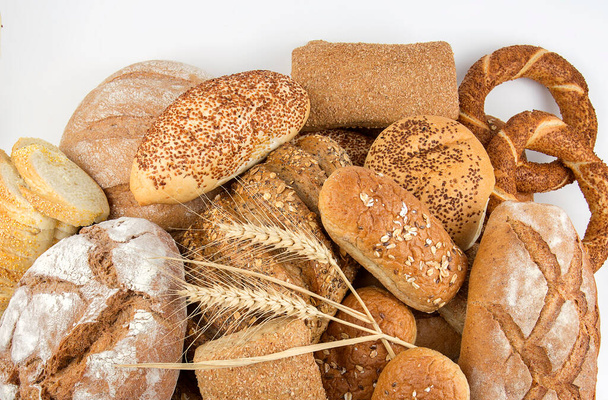 Diferentes tipos de pan y panecillos. Cocina o panadería diseño de póster
 - Foto, Imagen