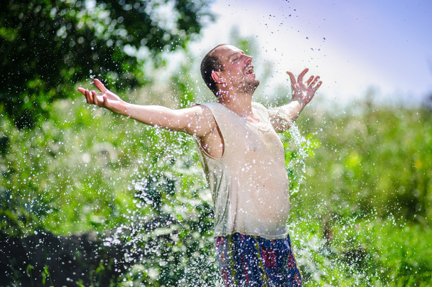 portrét šťastný venkovan se těší vody v létě teplo - Fotografie, Obrázek