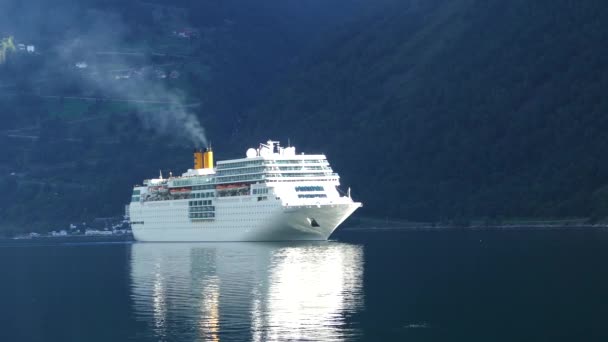 Großes Kreuzfahrtschiff am Geiranger Fjord in Norwegen - Filmmaterial, Video