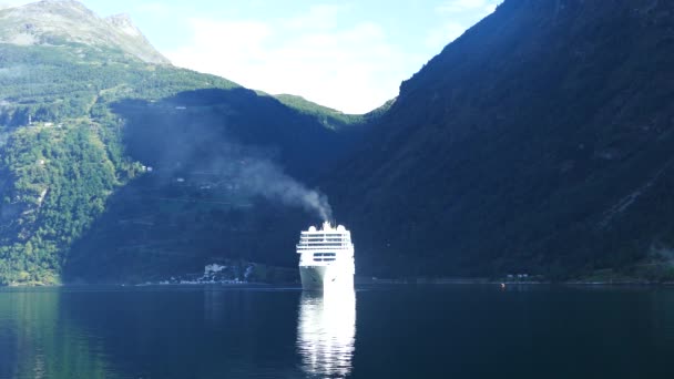 Μεγάλο κρουαζιερόπλοιο στο Geiranger Fjord στη Νορβηγία - Πλάνα, βίντεο