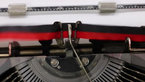 napis na maszynie do pisania w stylu vintage tekst WACCINE WAITING na białym arkuszu - Materiał filmowy, wideo