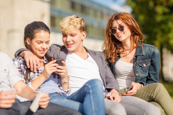 Grupo de estudiantes o adolescentes con smartphones
 - Foto, Imagen