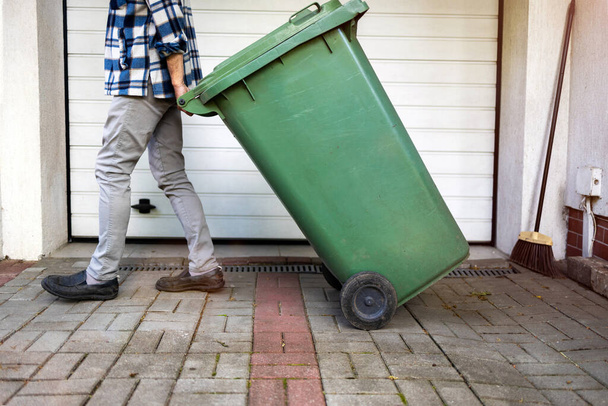 Älterer Mann räumt Müll ab - Foto, Bild