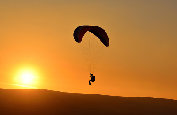 Paraglider bij zonsondergang - Foto, afbeelding
