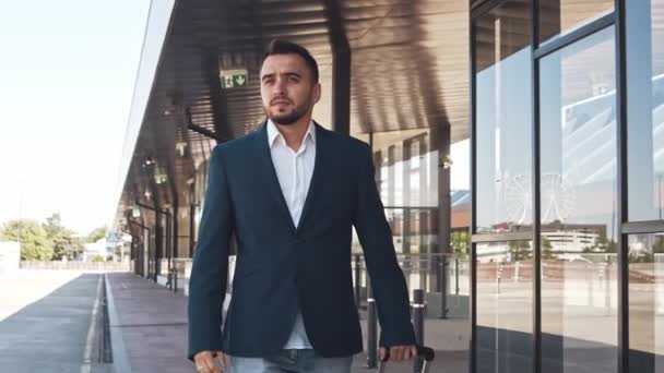 Elegant businessman in airport. Young mail entrepreneur in formalwear. Business trip and traveling concepts. - Metraje, vídeo